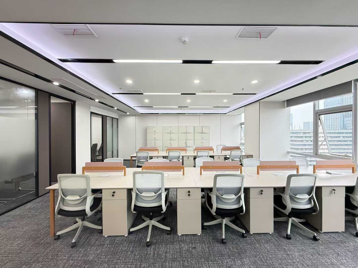 高新区孵化园地铁口 正东朝向 208.52平 4隔间18工位 视野开阔 带家具 环境好 嘉润国金中心办公室出租