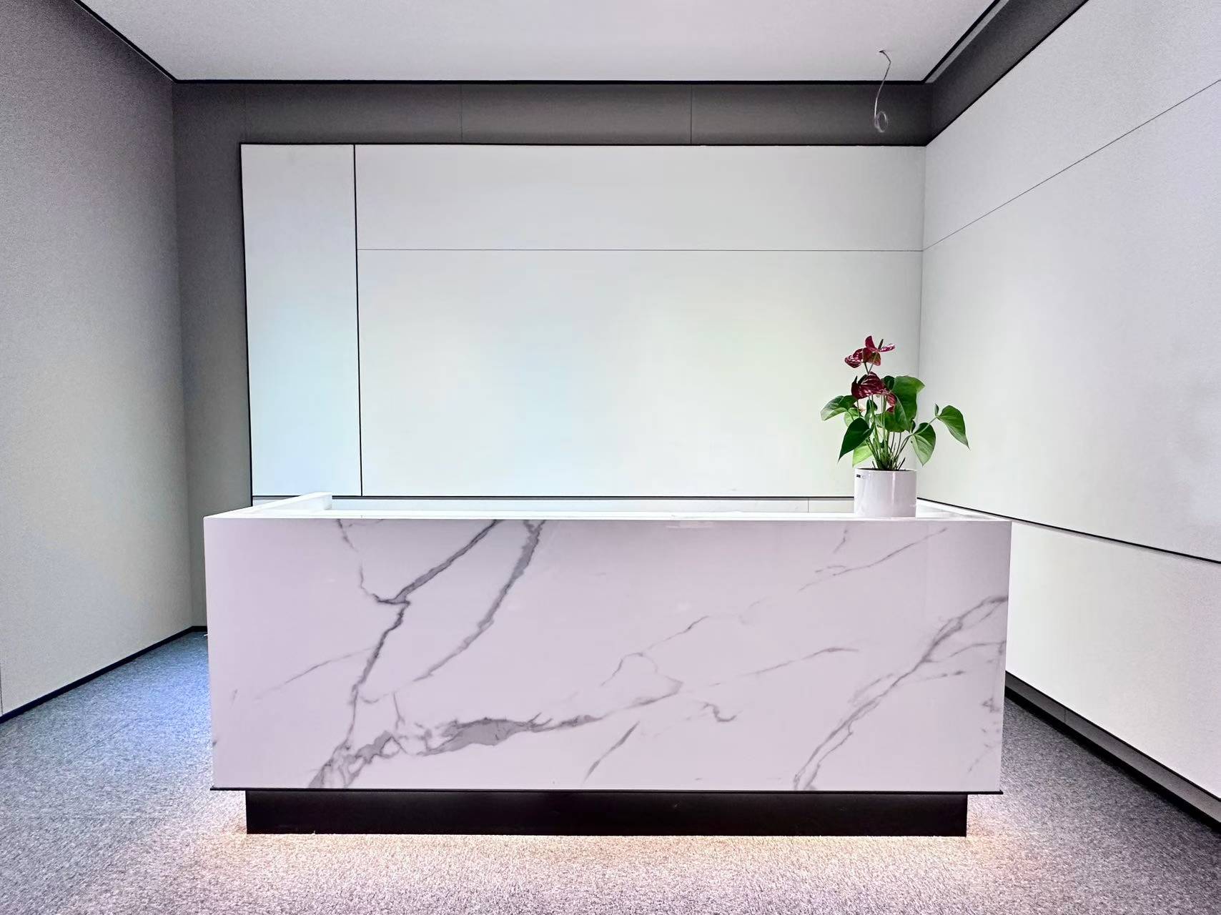 金融城地铁口超甲 看双塔 业主直租 396平方 5隔间24工位+洽谈区 电梯口带家具 华商金融中心办公室出租