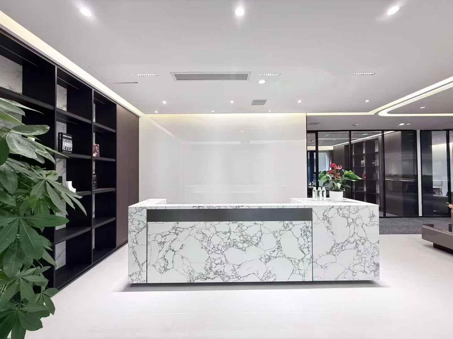 孵化园大户型出租 698平方 8隔间80工位 户型方正 装修巴适 带家具 德商国际办公室出租