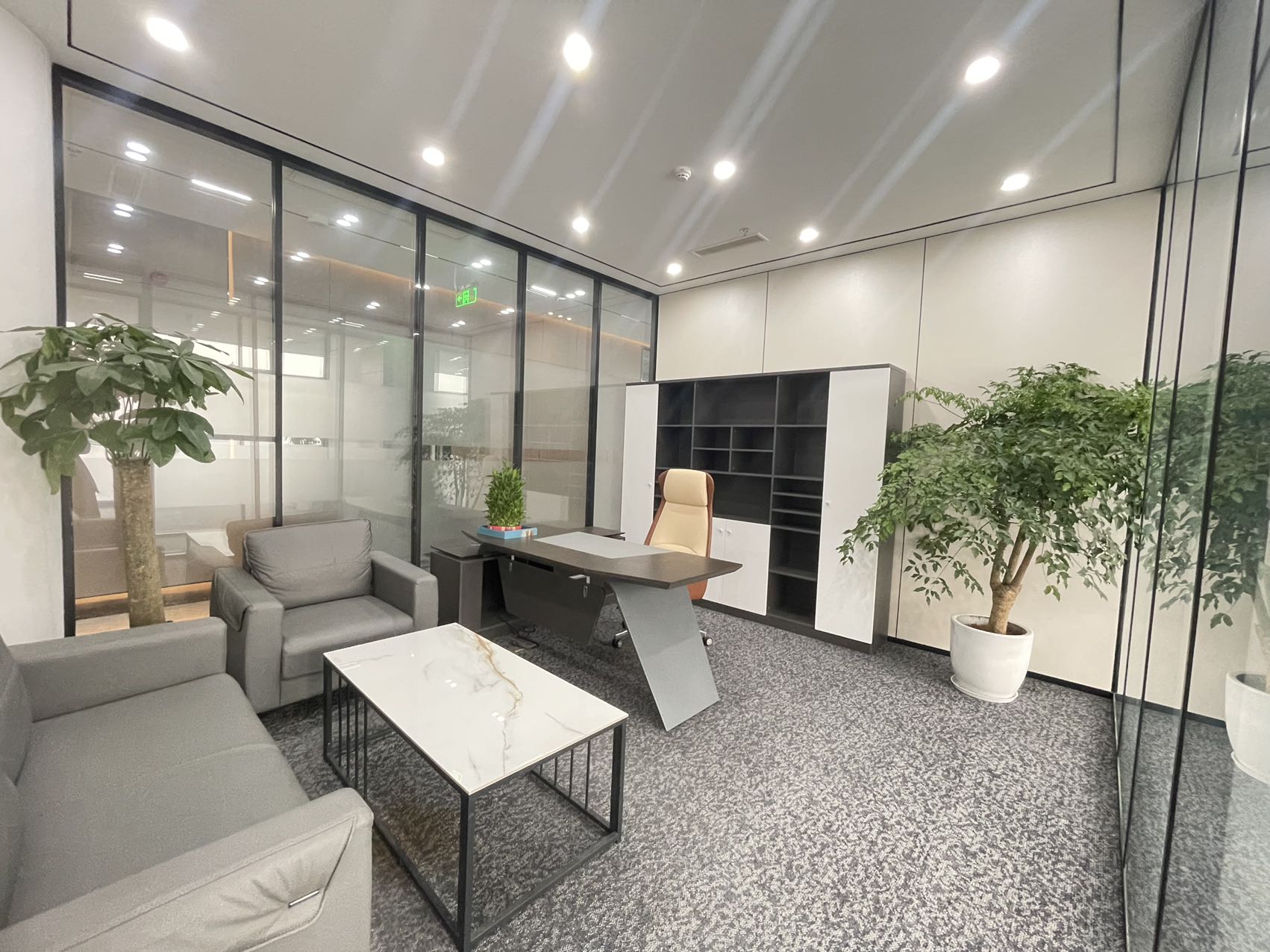 距理工大学一个站 甲级整栋运营写字楼 538平方 7隔间40工位 地铁口 24小时空调 龙腾广场办公室出租