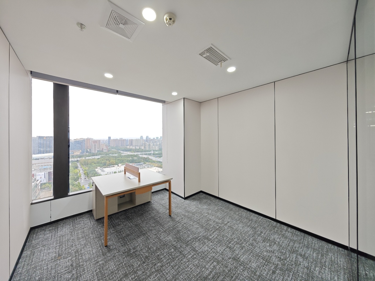 火车南站附近 电梯口精装拎包入住户型 396平 6隔间37工位 大老板间 安格斯国际办公室出租