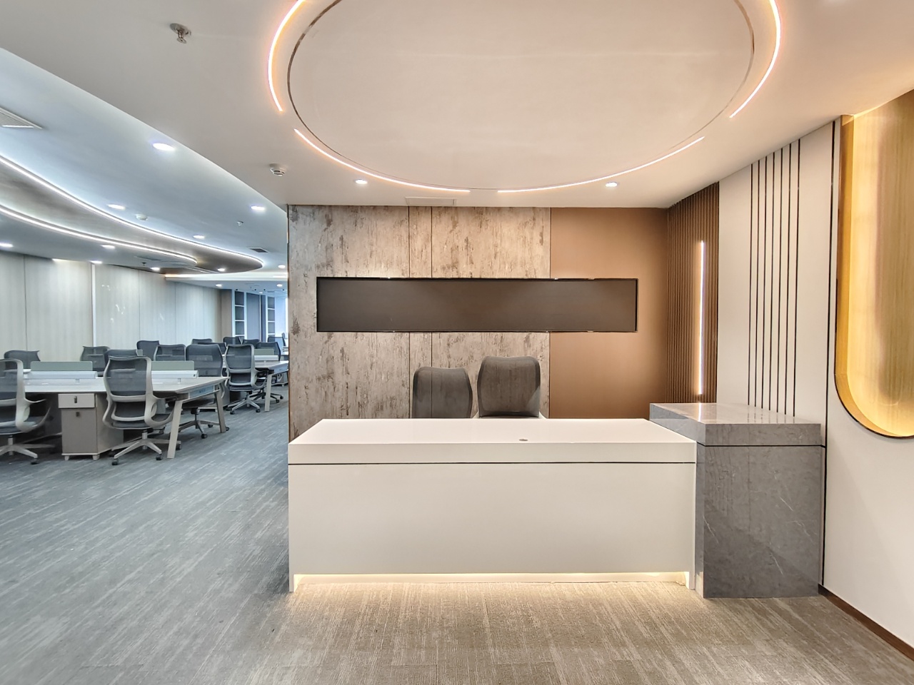 高新地铁甲级楼宇 服务面积311平方 4隔间24工位 高区视野巴适 24小时空调 精装带家具 茂业中心办公室出租