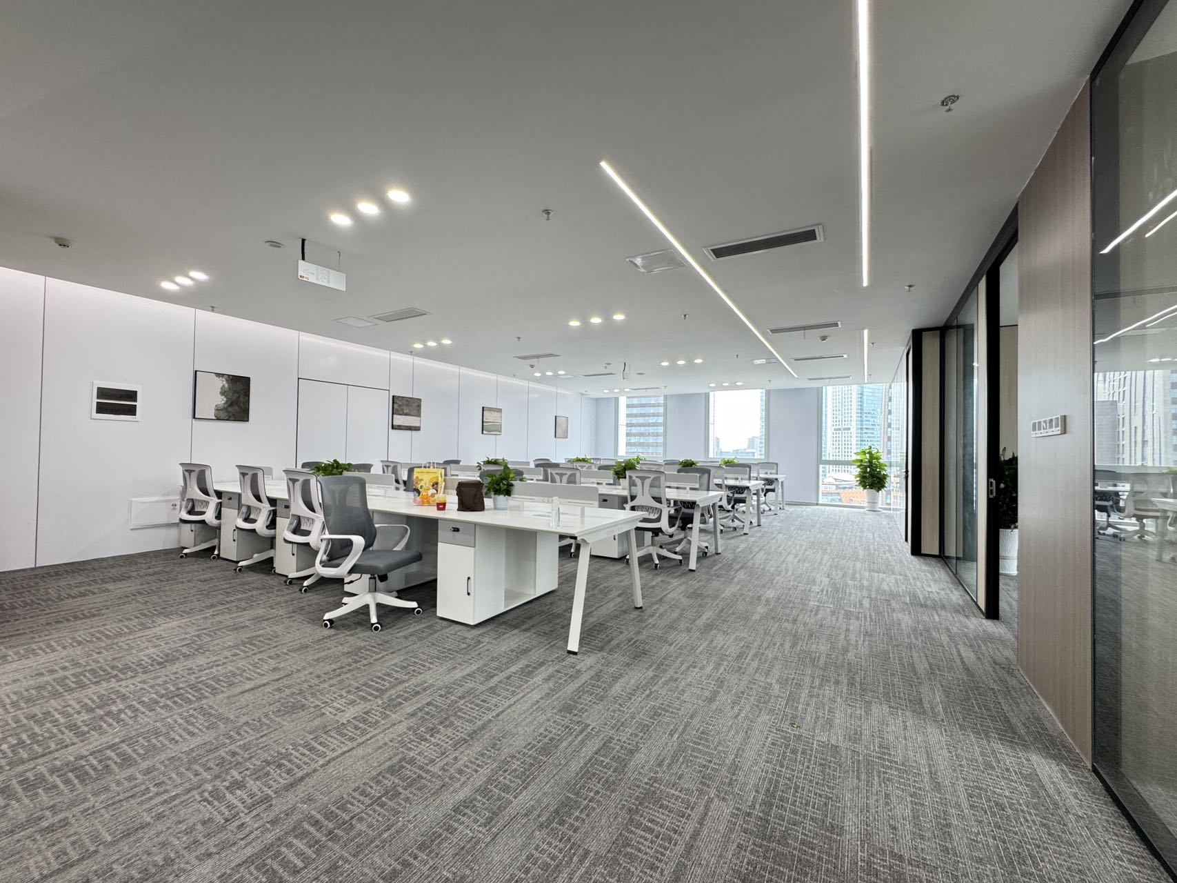 天府五街甲级楼盘 服务面积398平 4隔间48工位 双面采光 24小时空调 精装带家具 紫光芯云办公室出租