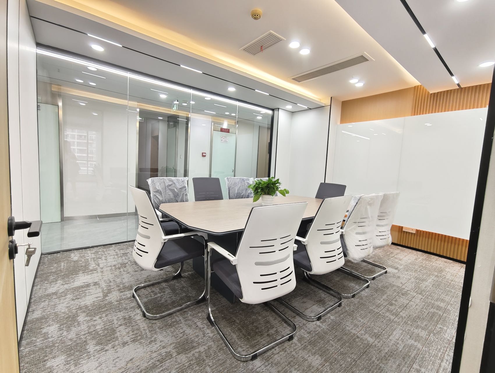 东门大桥地铁上盖 按套出租 5隔间23工位 报价含物业费 朝南 户型方正 带前台 东方广场办公室出租