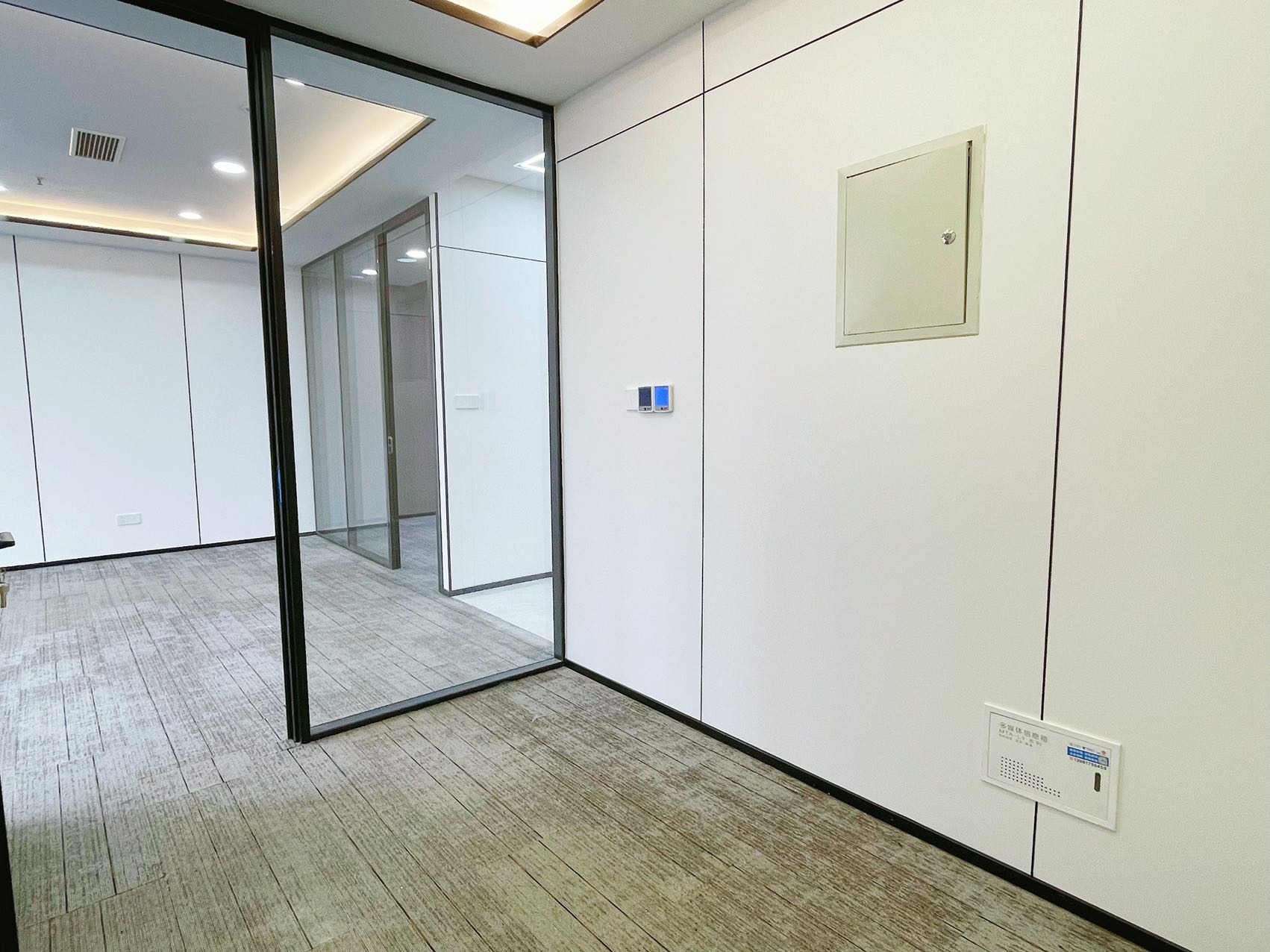 金融城经典小户型 3隔间12工位无加时费 特价12800元含物业费含家具 核心地段 誉峰国际办公室出租