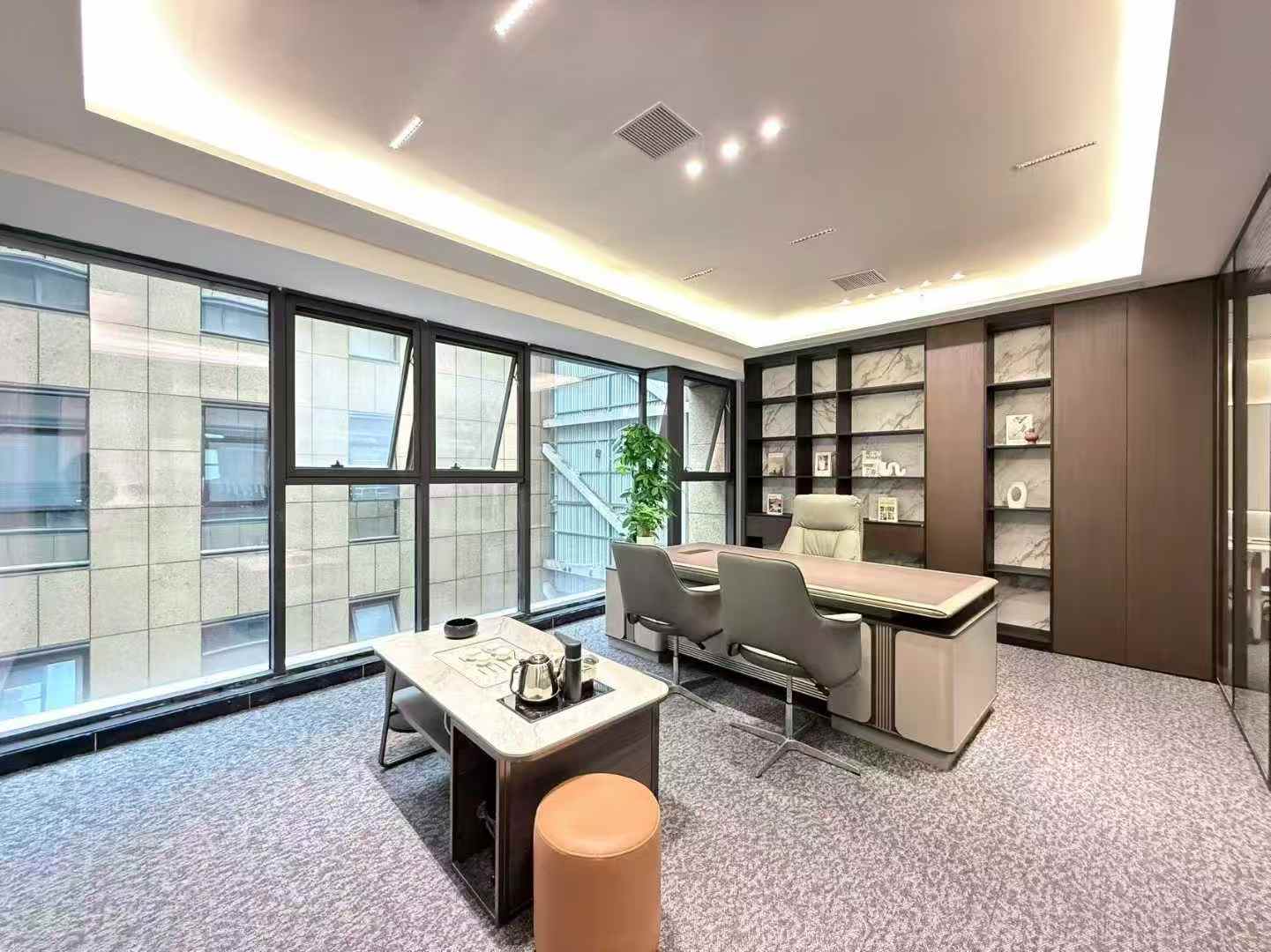 孵化园大户型出租 698平方 8隔间80工位 户型方正 装修巴适 带家具 德商国际办公室出租