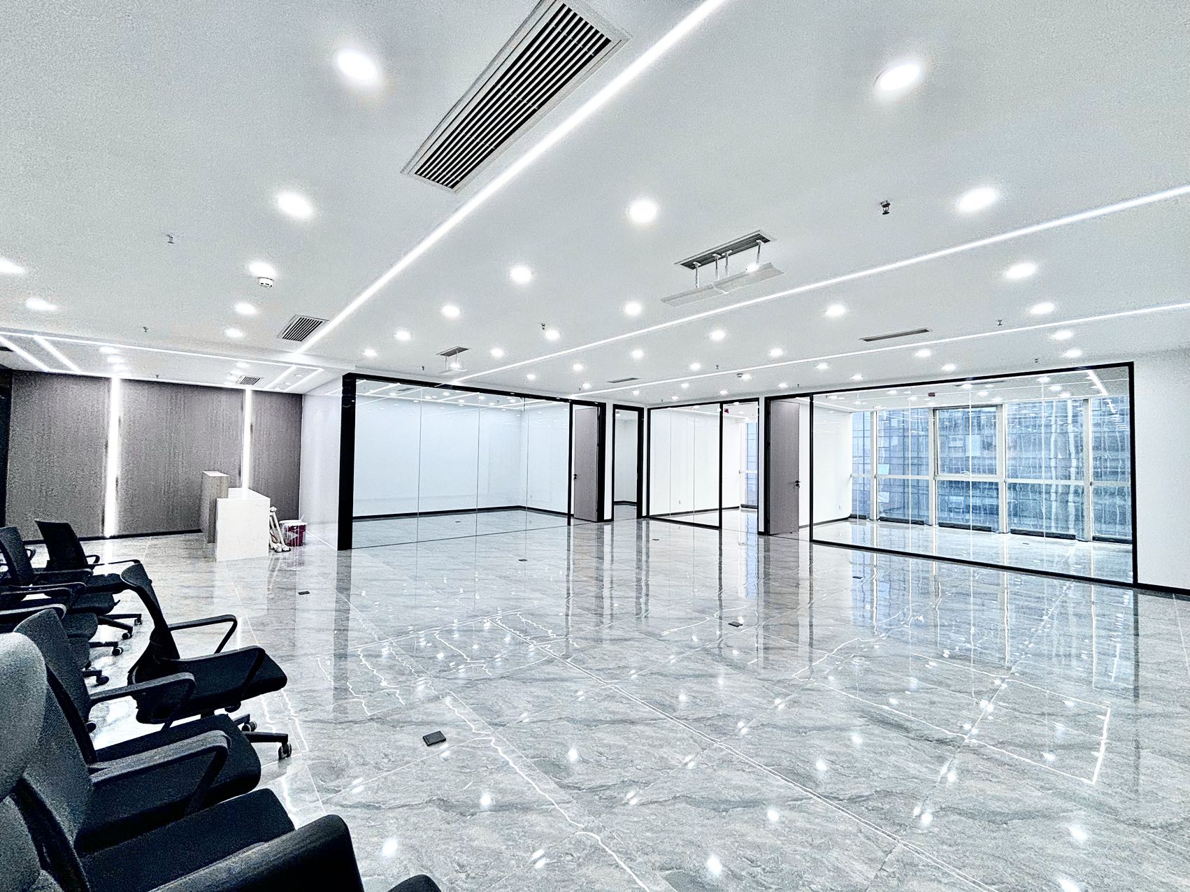 1号线高新地铁四五百米 265平方 4隔间36工位 大落地窗 含物业费 近电梯口 方正 中航城市广场办公室出租