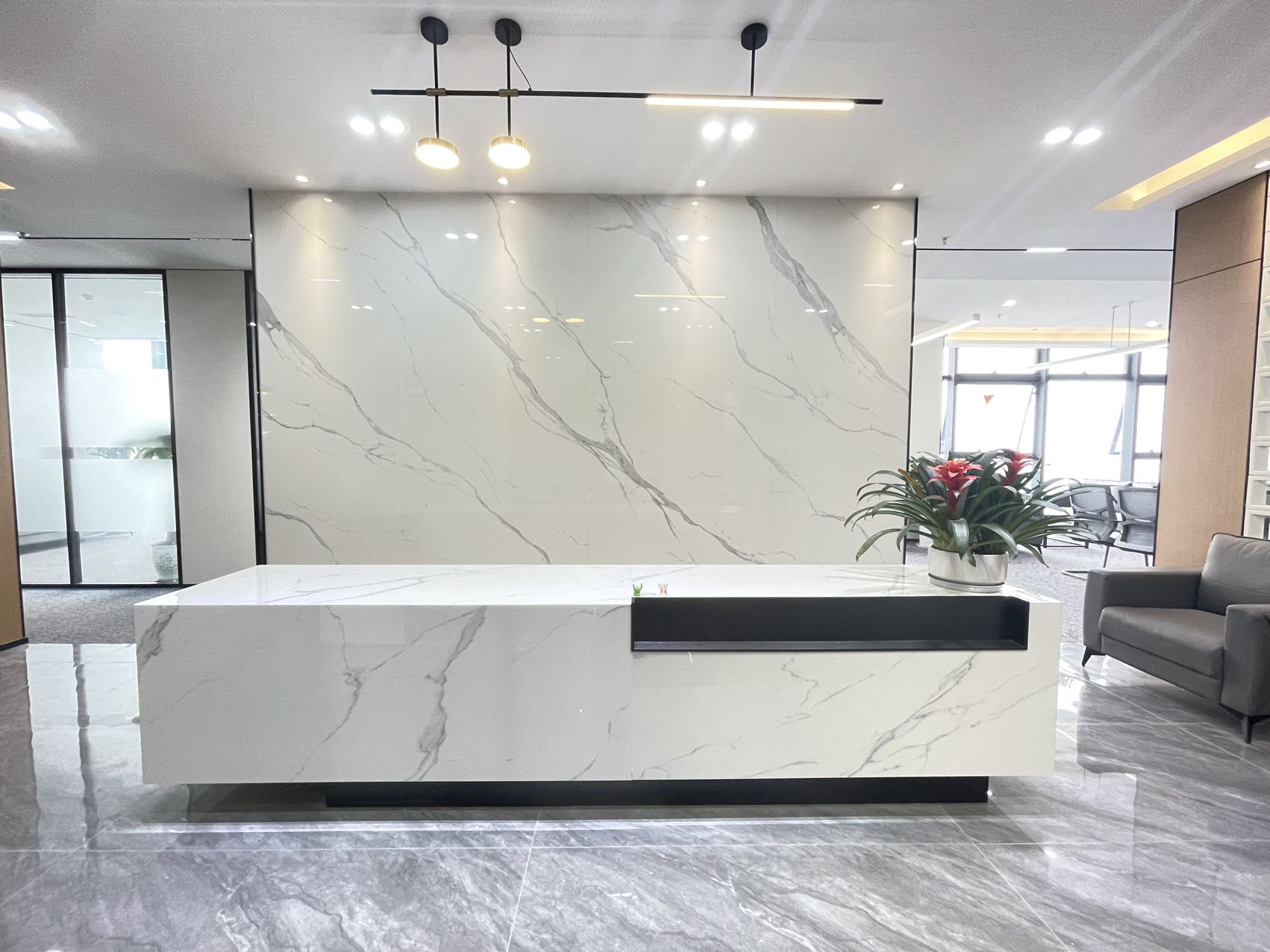 距理工大学一个站 甲级整栋运营写字楼 538平方 7隔间40工位 地铁口 24小时空调 龙腾广场办公室出租