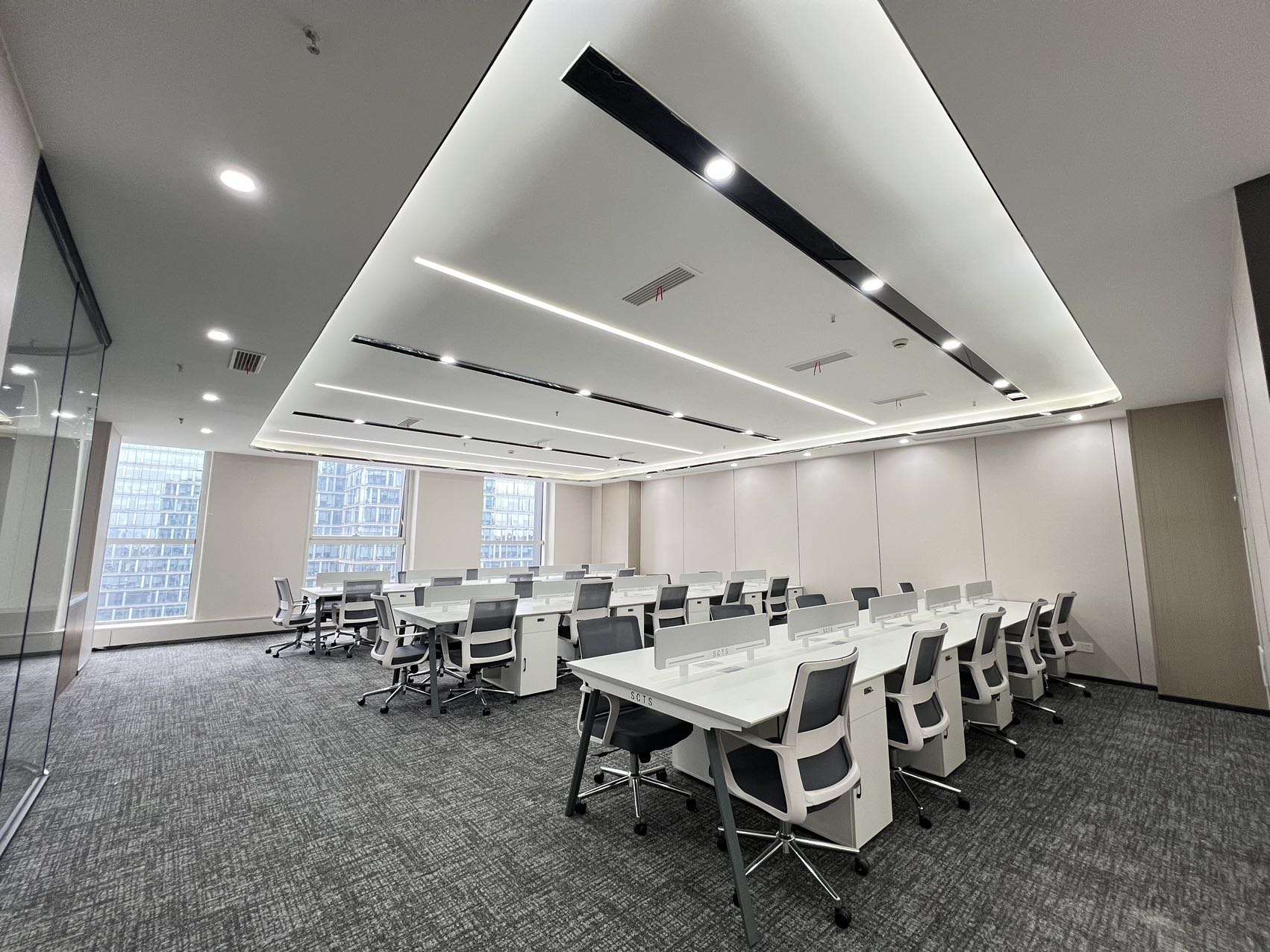 金融城高性价比房源 5隔间30工位 双面采光新装修 利用率高 报价含物业费 布鲁明顿办公室出租