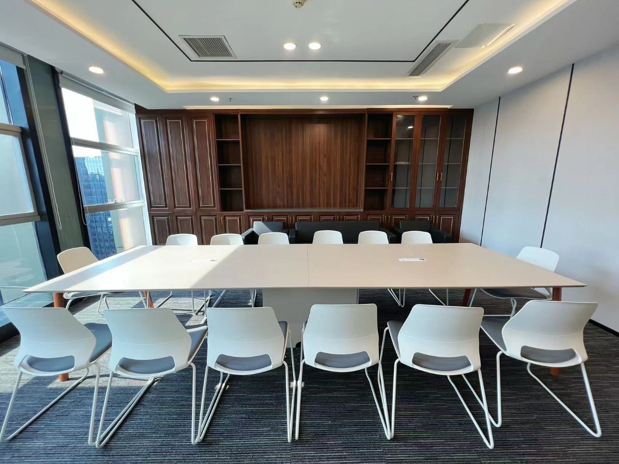 天府三街超甲写字楼 24小时空调 4隔间52工位带机房 大前台 双面采光 节能大厦办公室出租