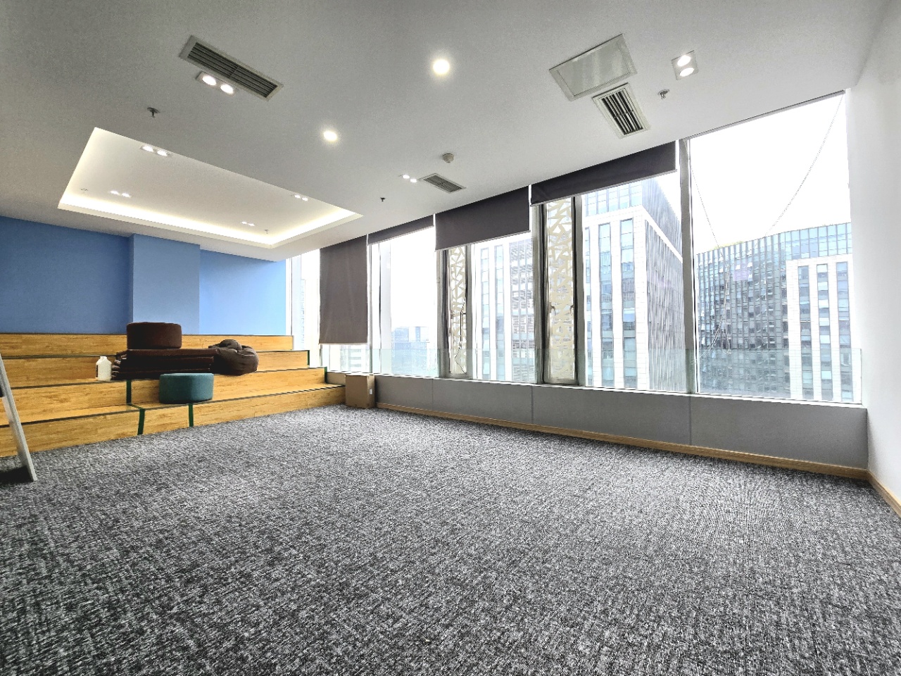 金融城电梯口双面采光户型 视野巴适 364平 5隔间40工位 带大隔间 可租可售 中航国际广场办公室出租