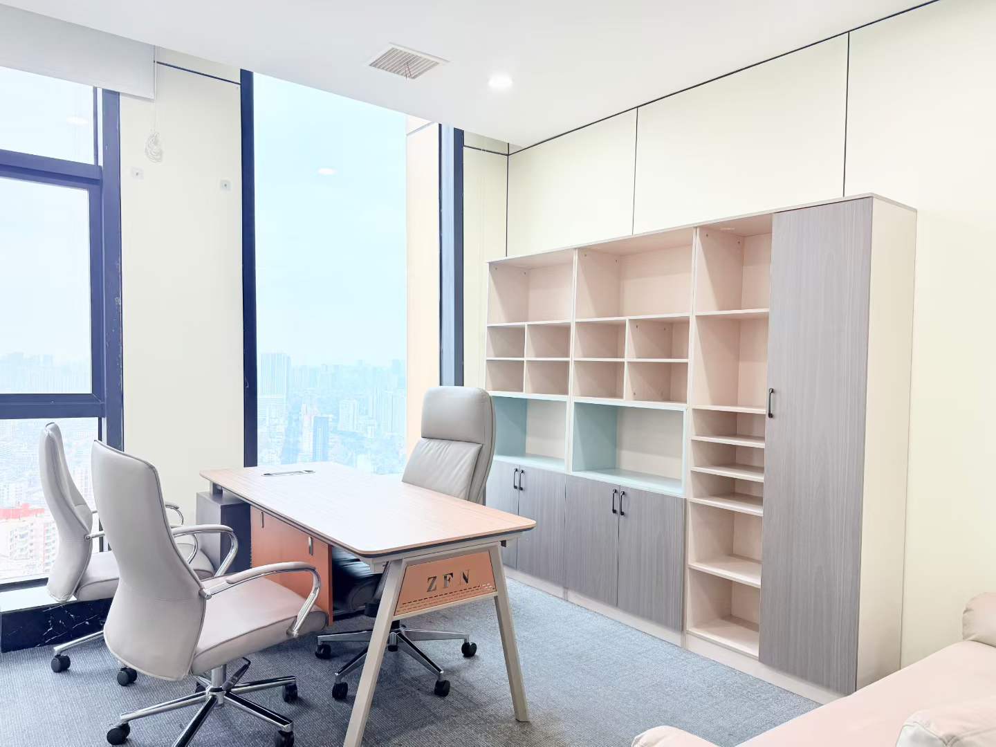 紧邻金牛万达 552平 8隔间40工位 高区电梯口 户型方正 通透 视野巴适 接待办公都可 北成8号办公室是出租