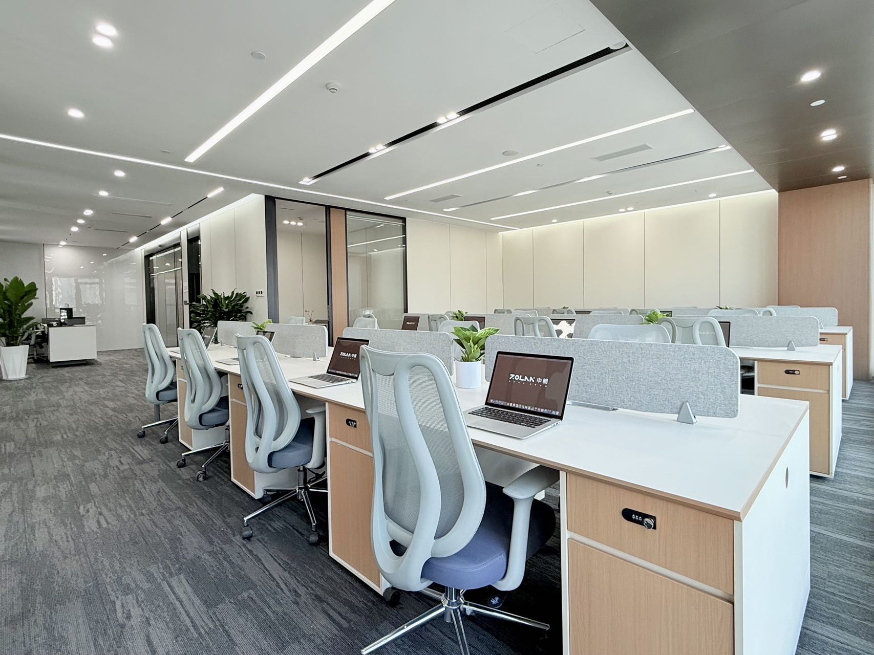 市中心市二医院地铁口精装现房 全套家具家私 356平 5隔间30工位 端头双面采光  中朗157数智大厦办公室出租