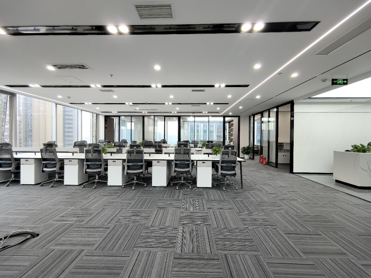 金融城甲级三面采光优质户型 308平方4隔间1会议室36工位 精装带家具 采光非常巴适 中航国际广场办公室出租