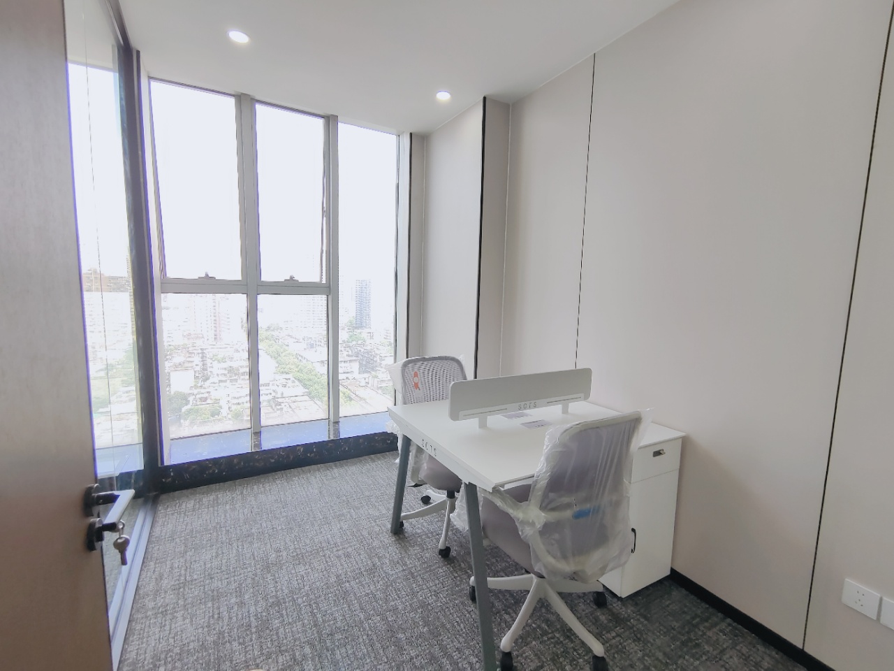 骡马市双线交汇 精装双面采光户型 方正 按套出租 3隔间23工位 近地铁 泰业城中城办公室出租