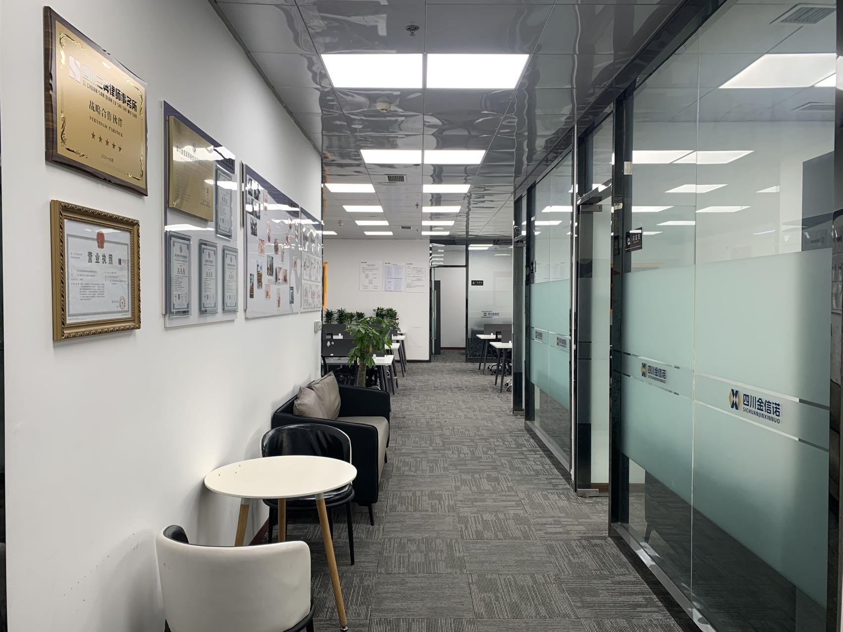 锦江区东湖公园地铁口 6隔间50工位 电梯口 带家具 含物业费 户型方正 华润广场办公室出租