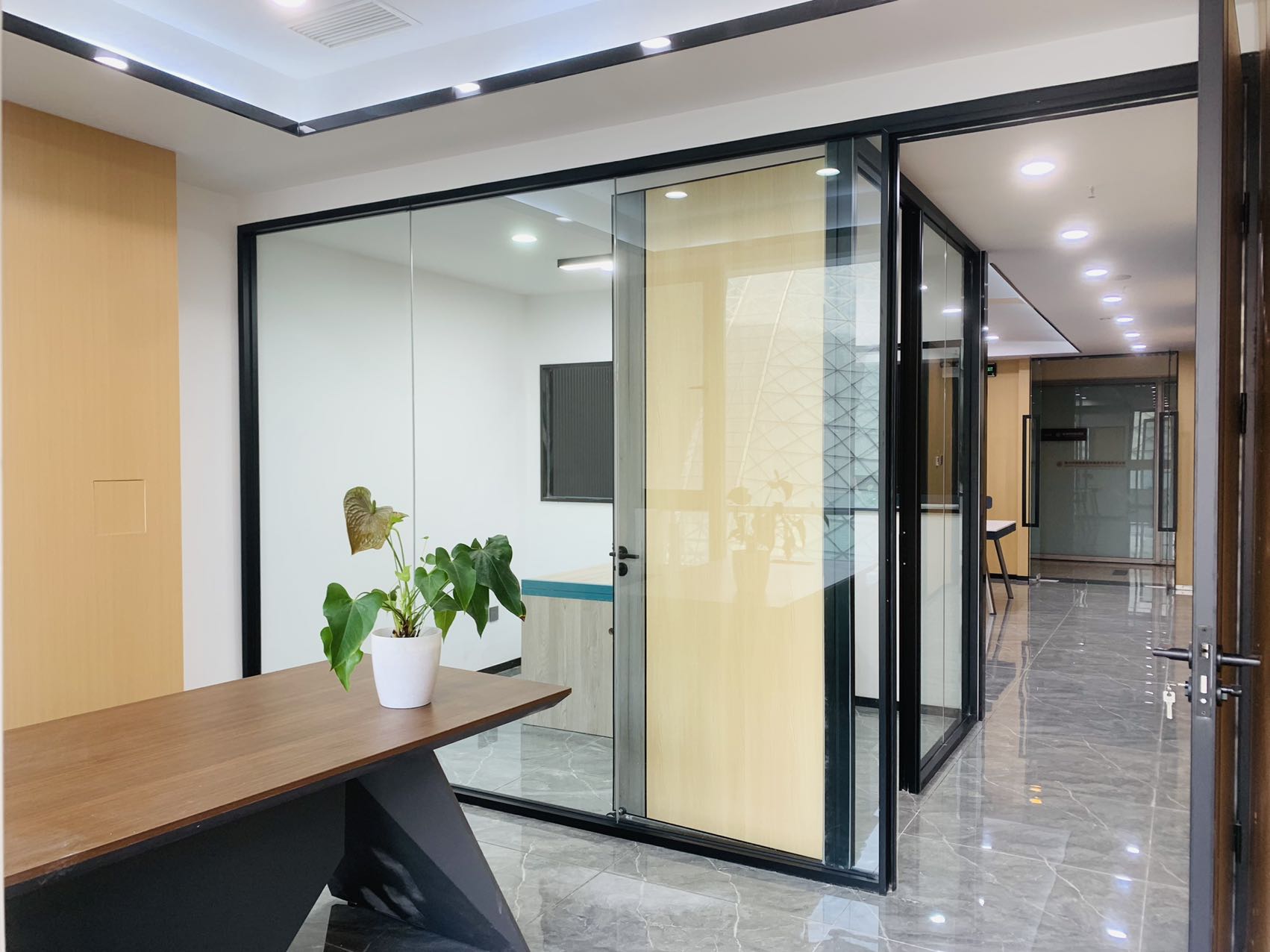 高新区新世纪环球中心80平小面积办公室精装带家具 含物业