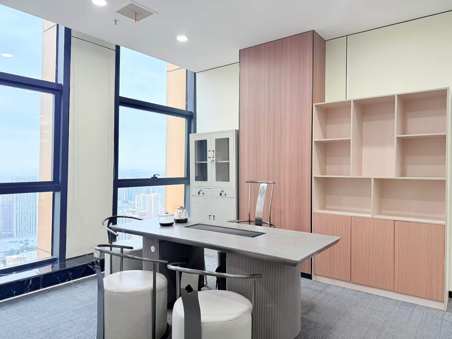 紧邻金牛万达 552平 8隔间40工位 高区电梯口 户型方正 通透 视野巴适 接待办公都可 北成8号办公室是出租