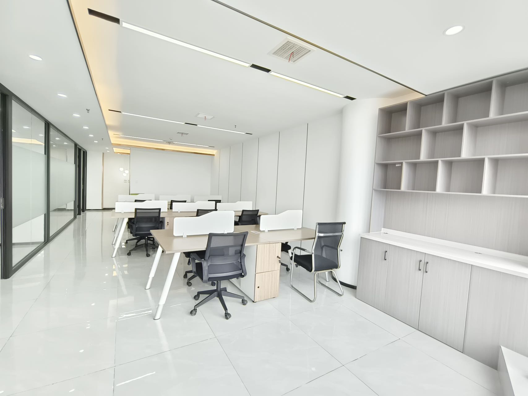 武侯区太平园地铁口 155平方 4隔间18工位带前台 无加时费 交通方便 下一站都市办公室出租