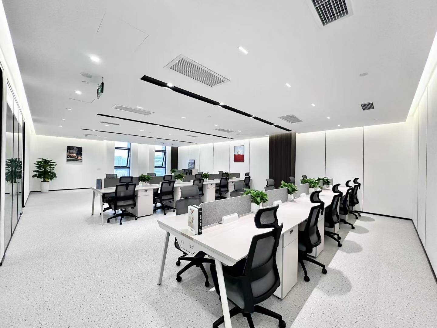 航兴国际楼栋天花板装修 332平 4隔间2储物29工位带前台 报价75元 价格可聊 写字楼出租