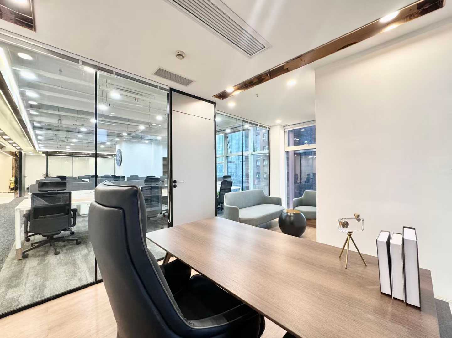 天府三街甲级双面采光 6隔间28-36工位 大气前台彰显形象 近地铁 香年广场办公室出租