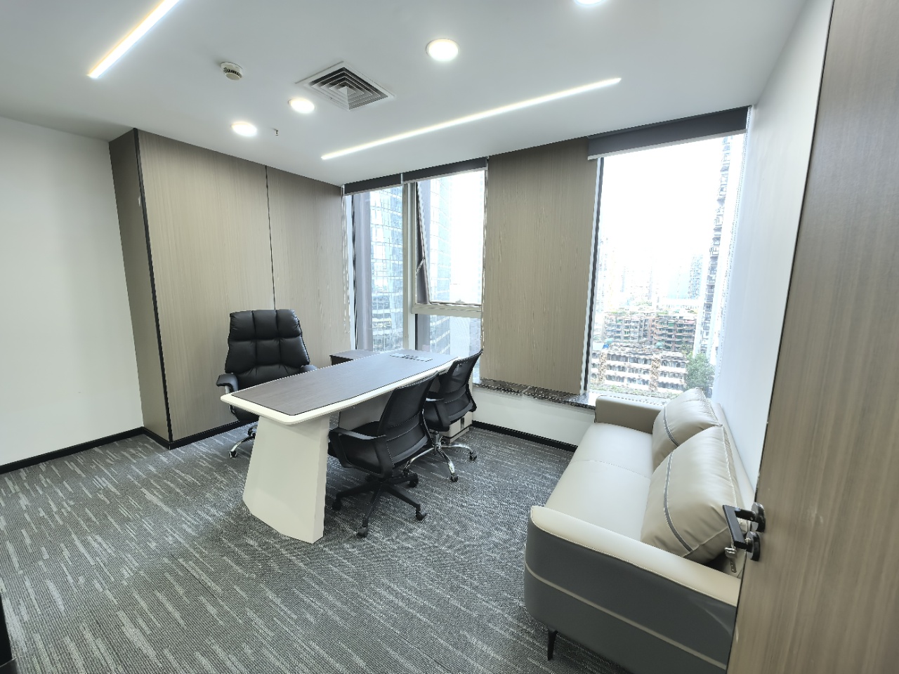 紧邻春熙路核心商圈 按套出租 4隔间36工位 双面采光 电梯口 含物业费 喜年广场办公室出租