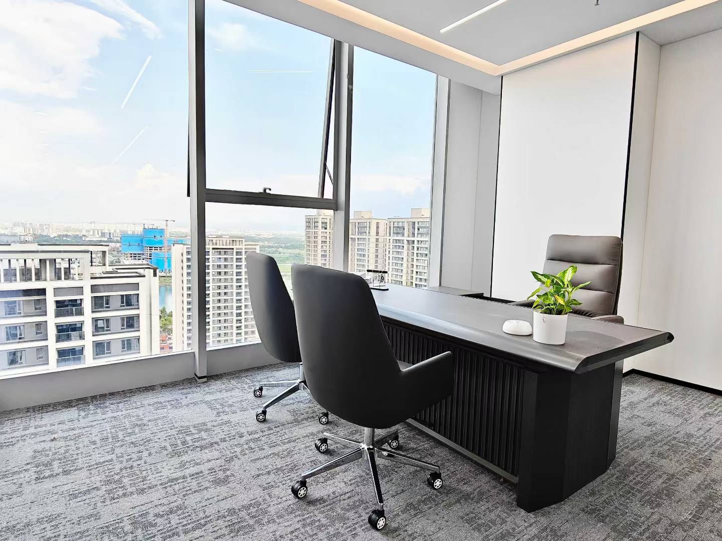 紧邻孵化园9号线芯岛地铁三四百米 246平 4隔间24工位 空调早8晚十 无惧加班 朝东 嘉煜金融科技办公室出租