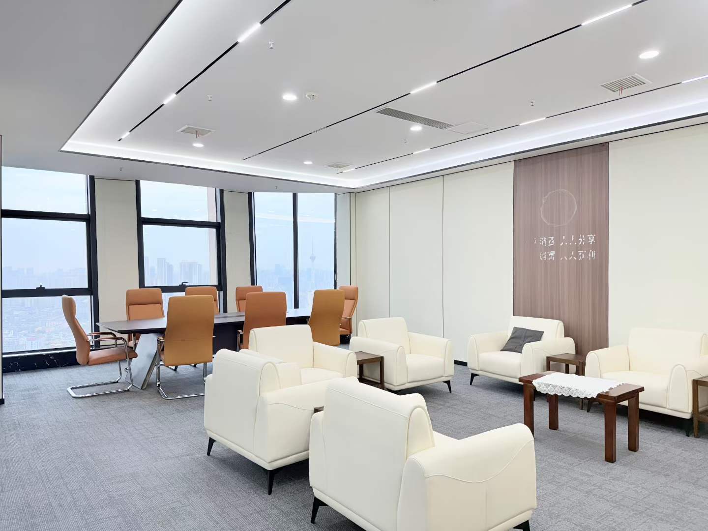 紧邻金牛万达 552平 8隔间40工位 高区电梯口 户型方正 通透 视野巴适 接待办公都可 北成8号办公室是出租