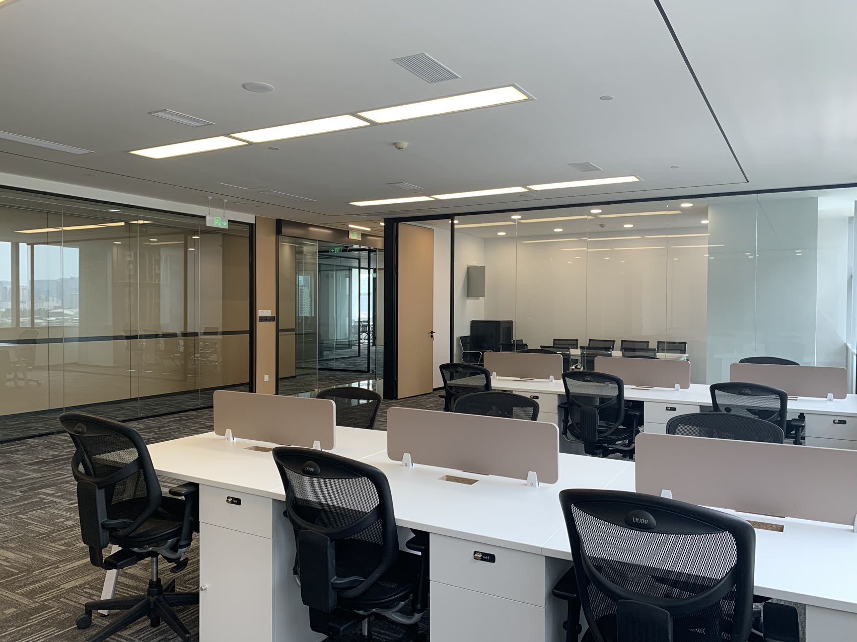 锦江区东湖公园地铁口 200平方米 3隔间30工位 精装带家具  采光面大 华润广场办公室出租