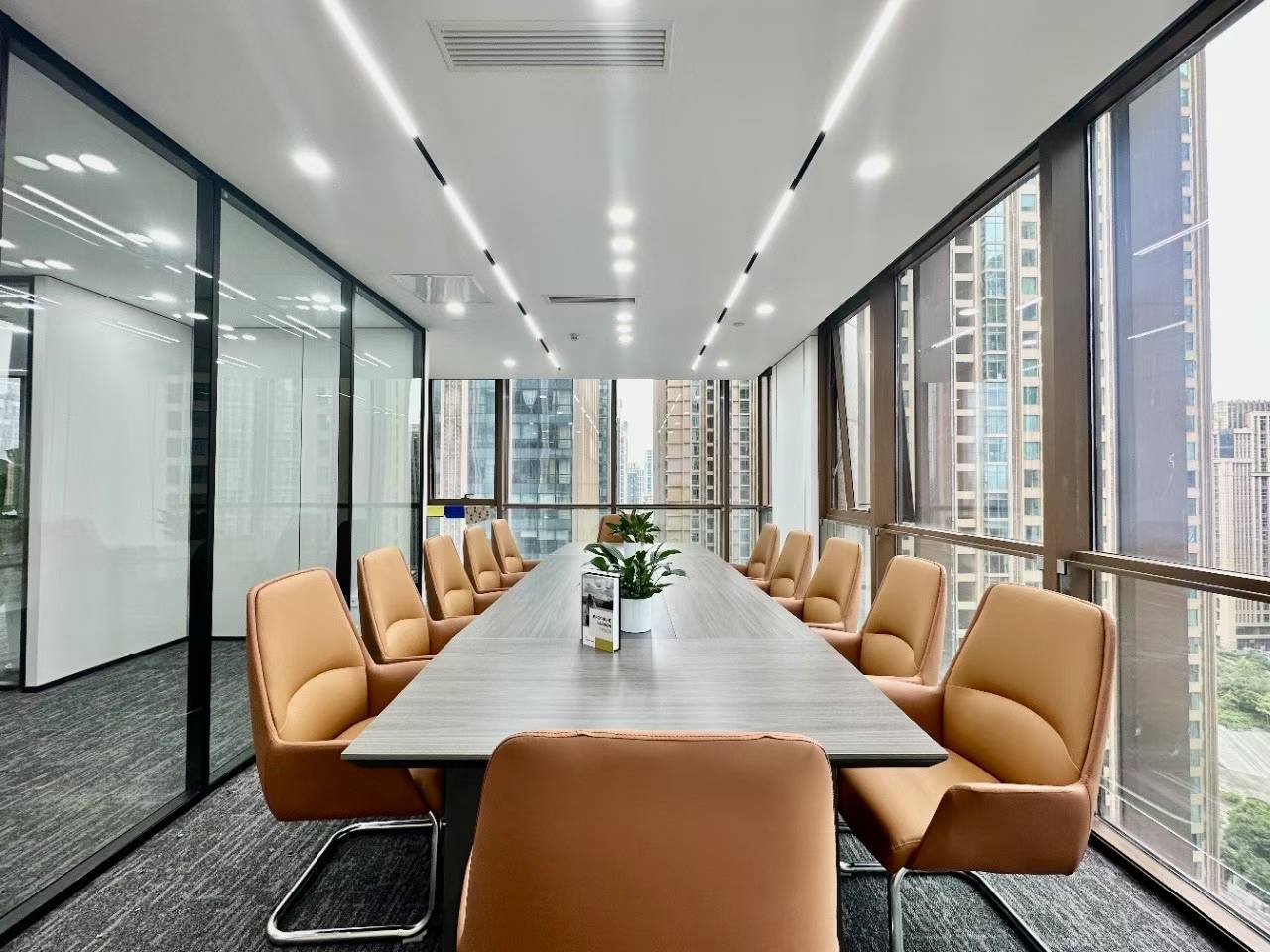 世纪城甲级地铁口楼盘 交通方便 279平方 5隔间16工位 户型方正 双面采光 东方希望天祥办公室出租