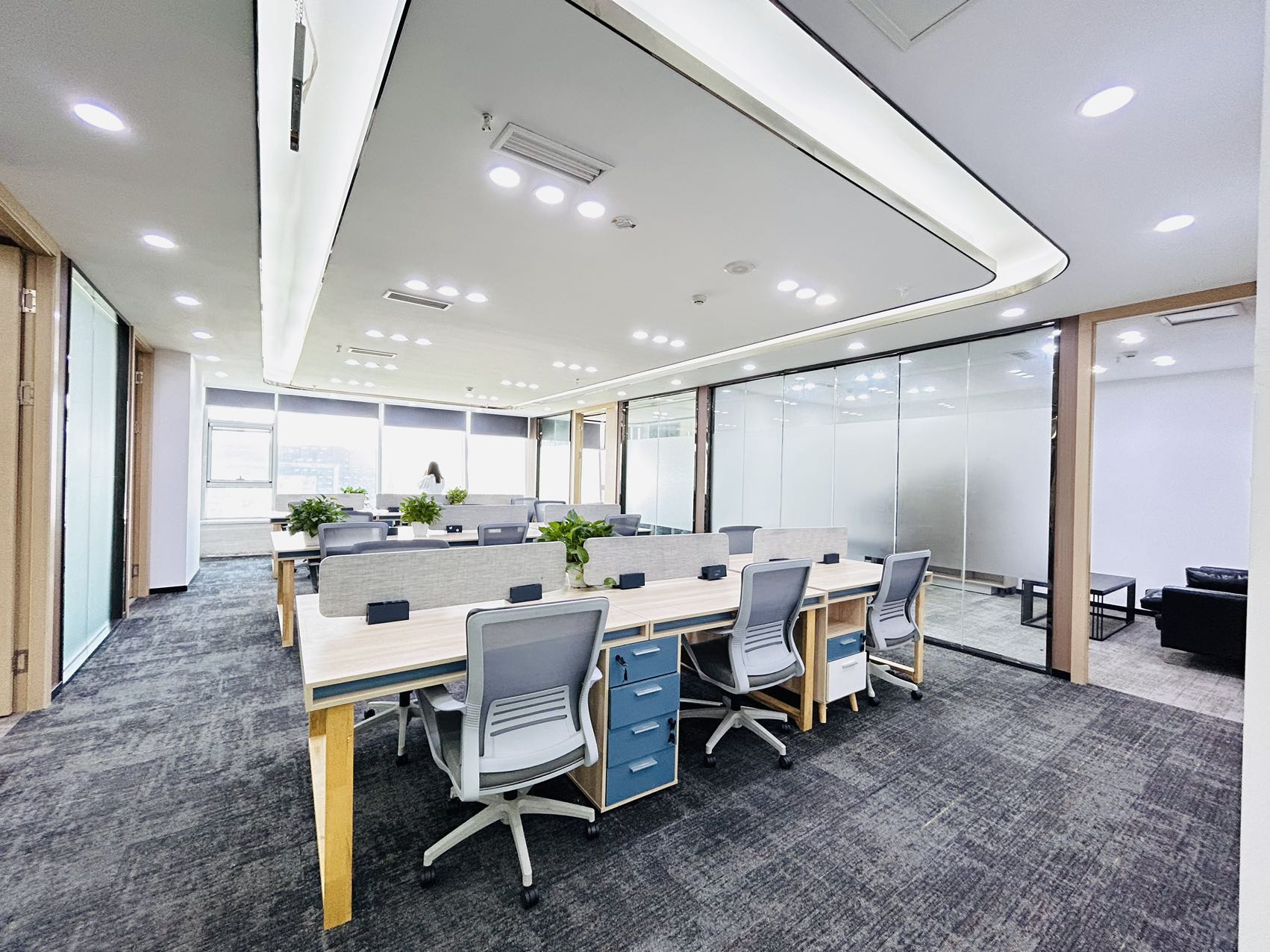 高新区环球中心办公室 按套出租 6隔间18工位 北区朝外 视野开阔 报价含物业费 精装带家具