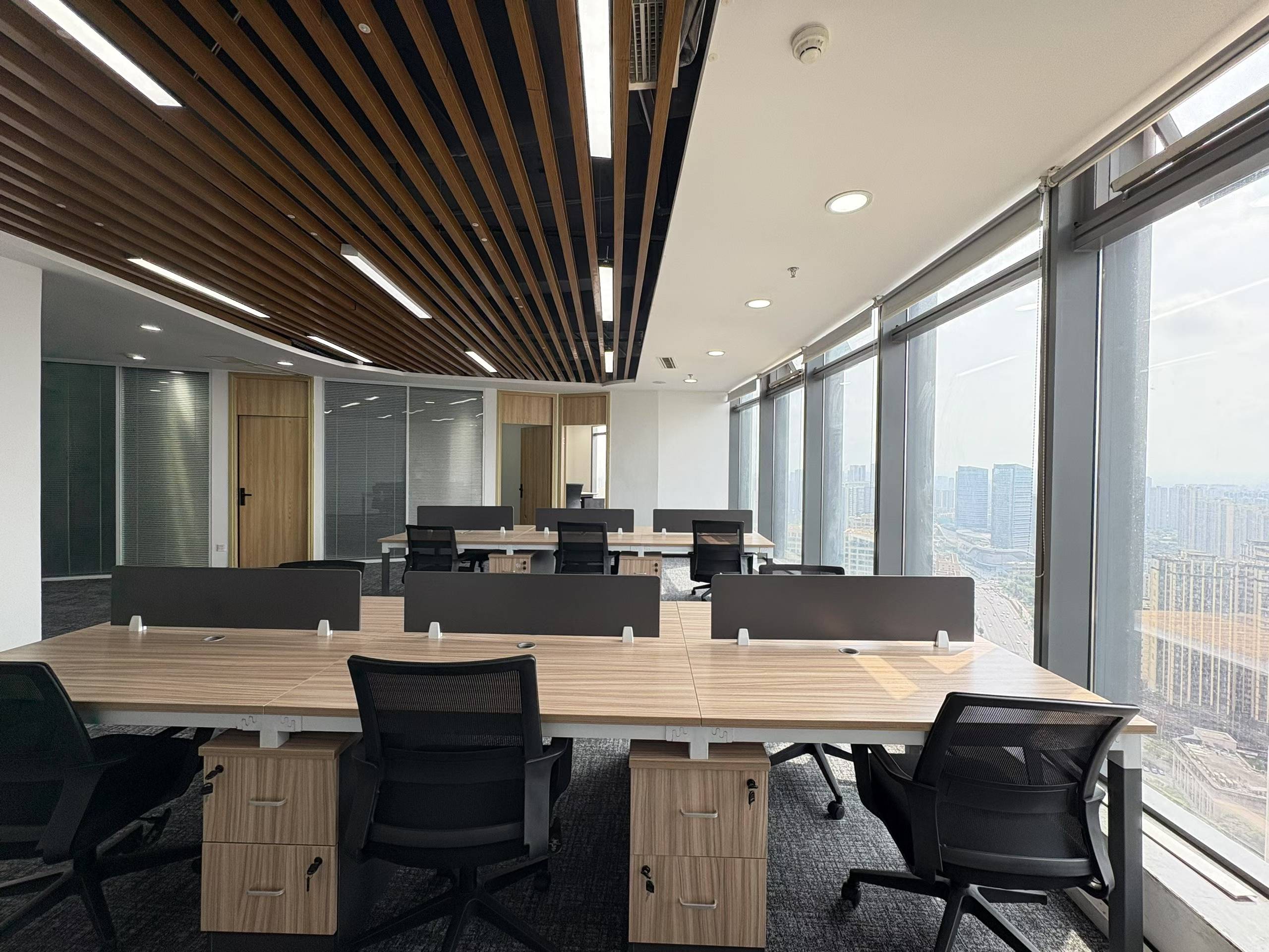 成华区杉板桥地铁几百米 188平 3隔间24工位 正对电梯口 采光面大 多弗国际办公室出租