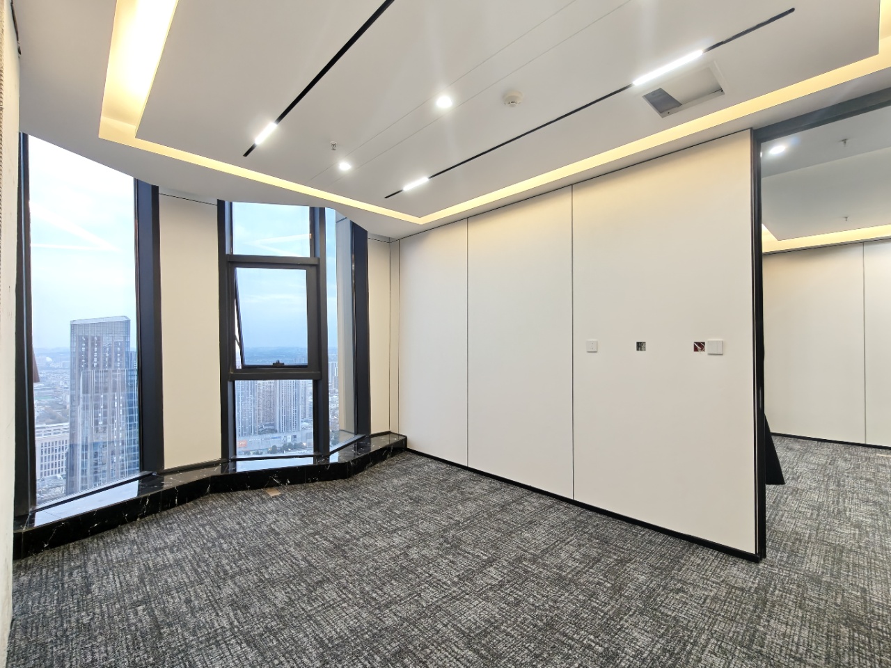 金牛万达旁人民北路 甲级高区 148平方 3隔间12工位 高区视野巴适双面采光  精装带家具 层高高 近地铁 北成8号办公室出租