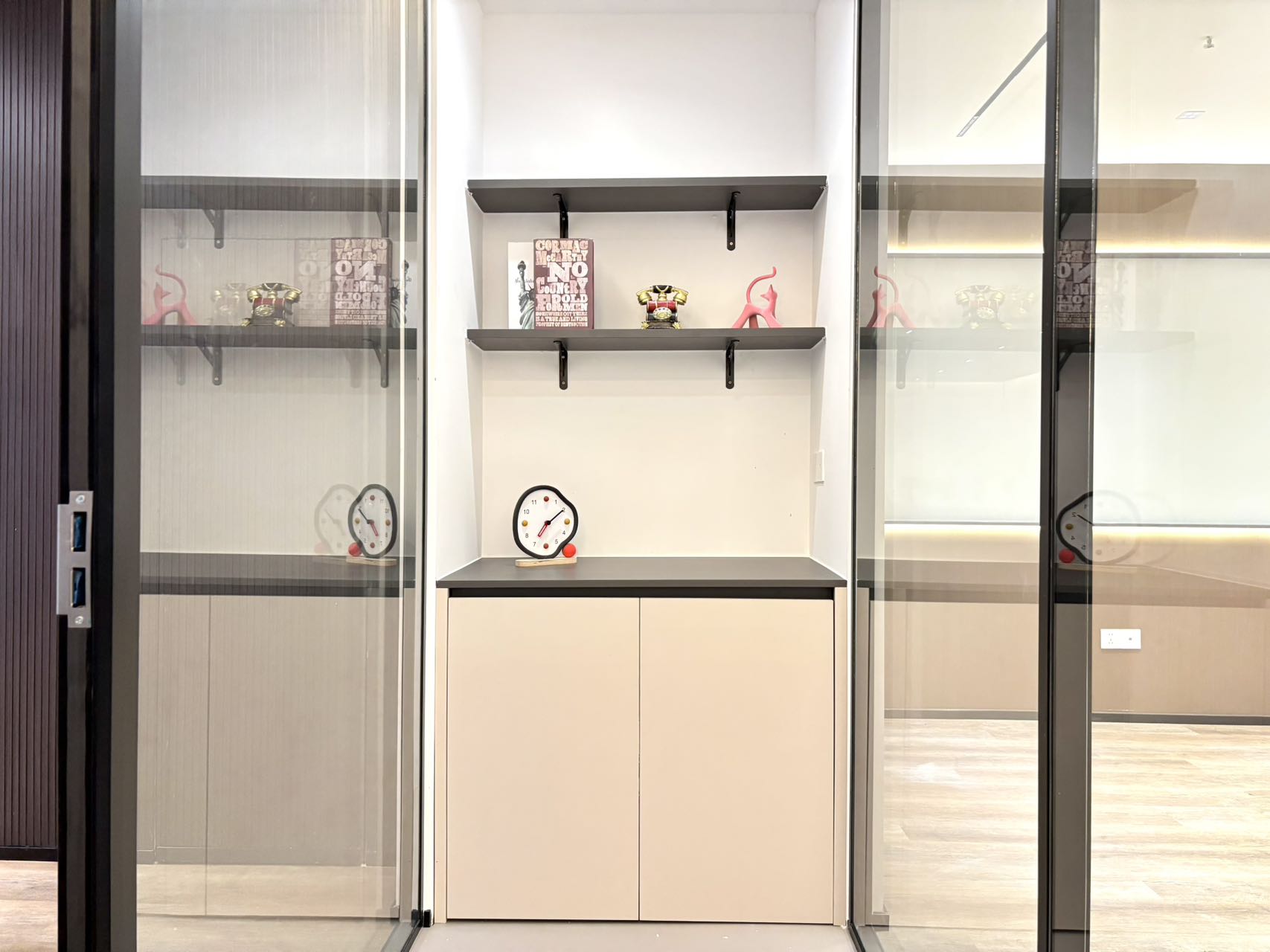 天府三街甲级精装电梯口房源 183平方 3隔间16工位 户型方正 接待装修风格 香年广场办公室出租