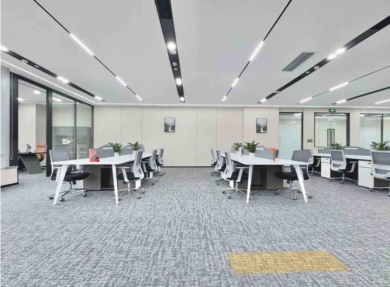 高新区三街 超甲24小时空调楼盘 270平 4隔间34工位内 精装带家具 双面采光 节能大厦办公室出租