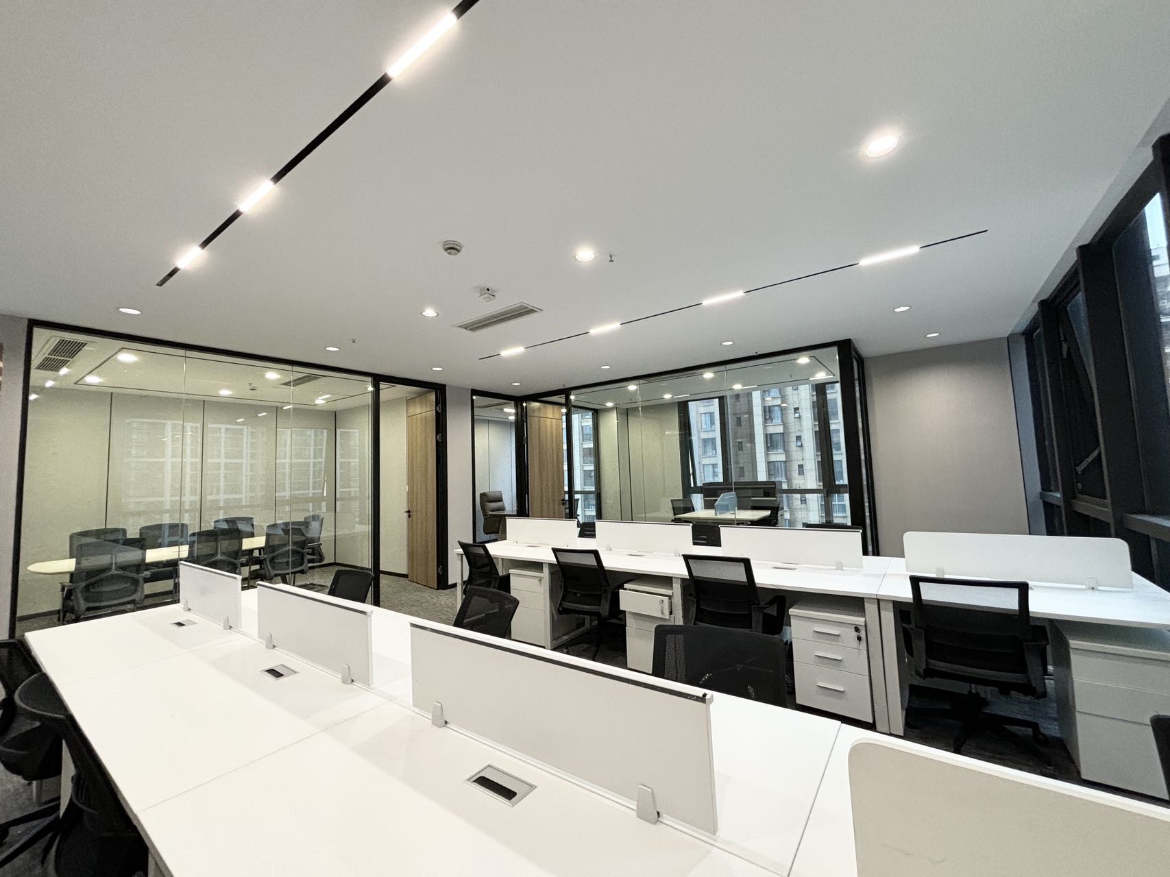 孵化园地铁口三四百米 小面积双面采光 176平 3隔间16工位 含税价  拎包入住 楚峰国际办公室出租