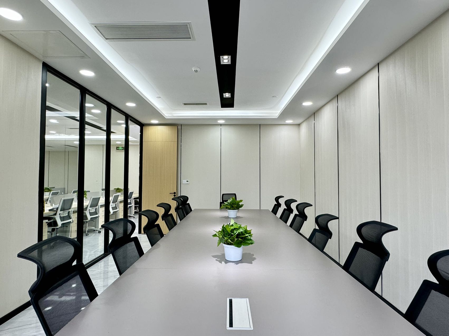 高新区1号线世纪城地铁口 323平方 5隔间34工位带2库房 低区双面采光 东南朝向 东方希望广场办公室出租