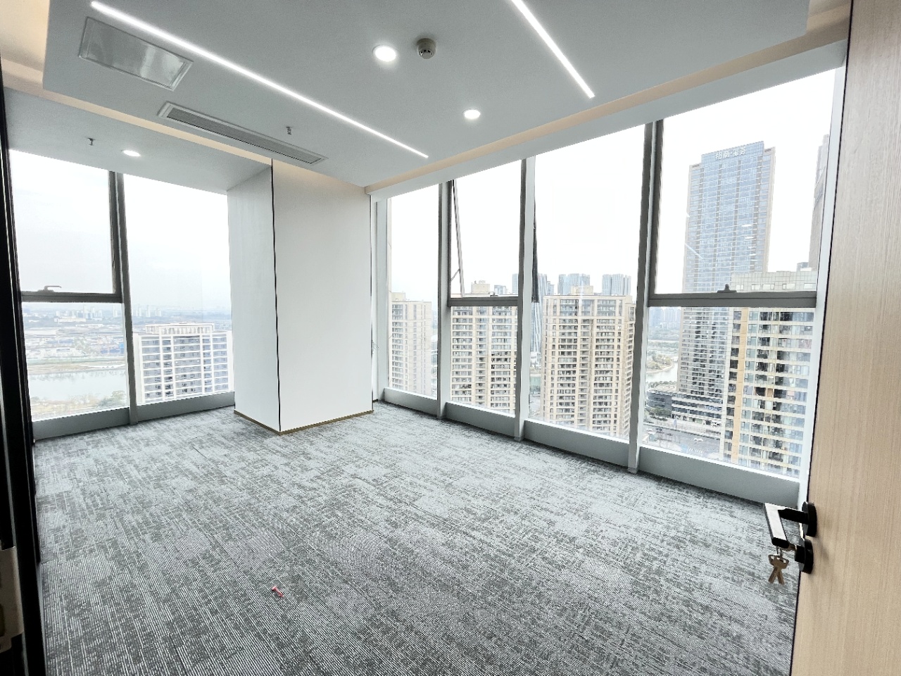 1号线孵化园9号线芯岛三四百米 329平方 4隔间40工位 双面采光 高区视野非常向阳 嘉煜金融科技中心办公室出租