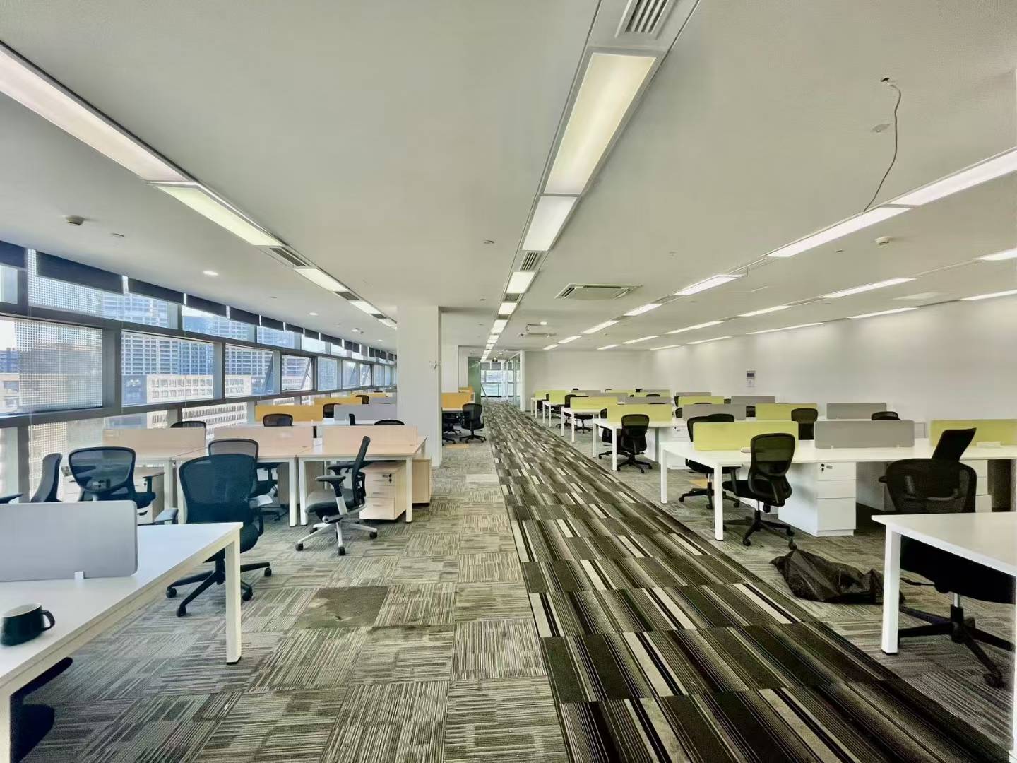 阿里中心现房出租大面积出租 1000平 10隔间90工位 采光面大 适合员工多的企业  开发商自持大小面积均有