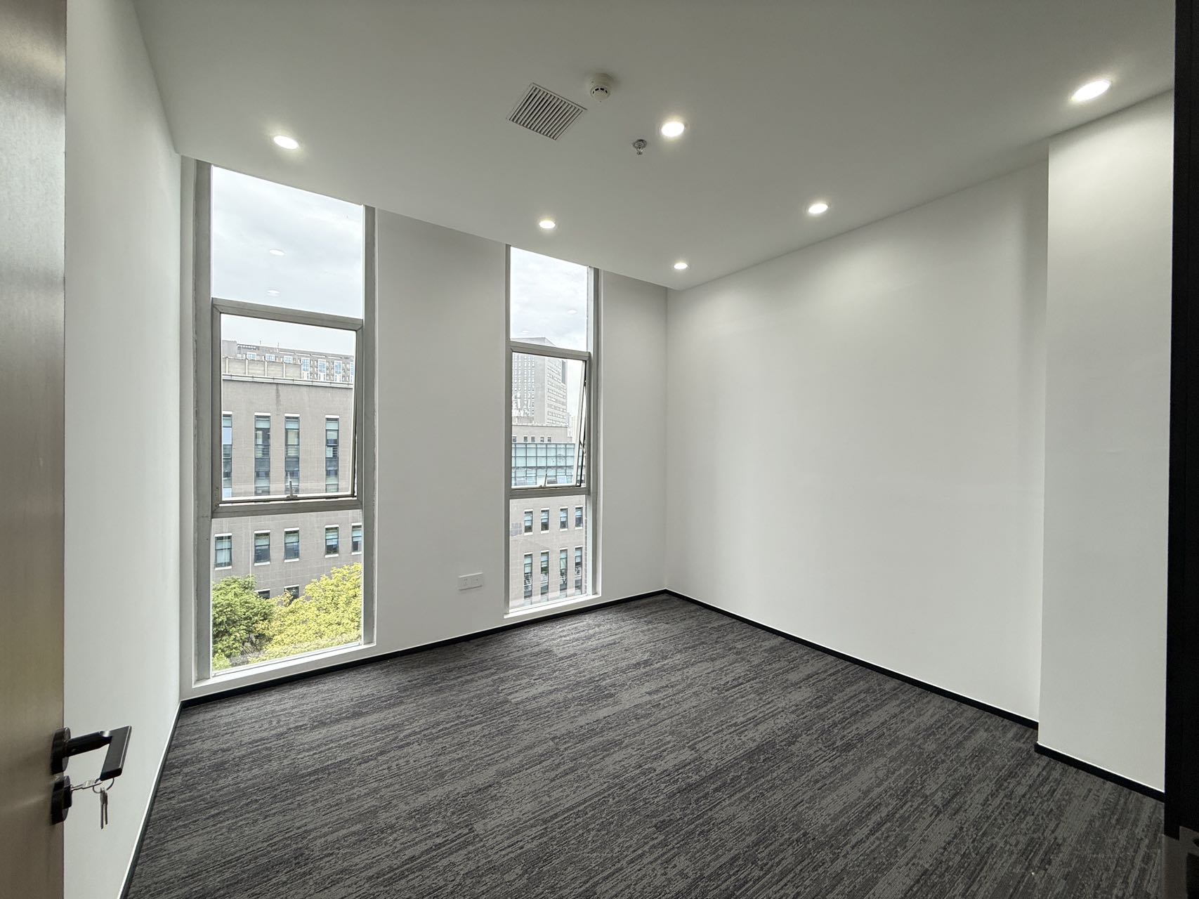 天府五街园区办公 按套出租 含物业费 6隔间36工位 园区环境安逸 适合科技 艺术类公司 软件园D4办公室出租