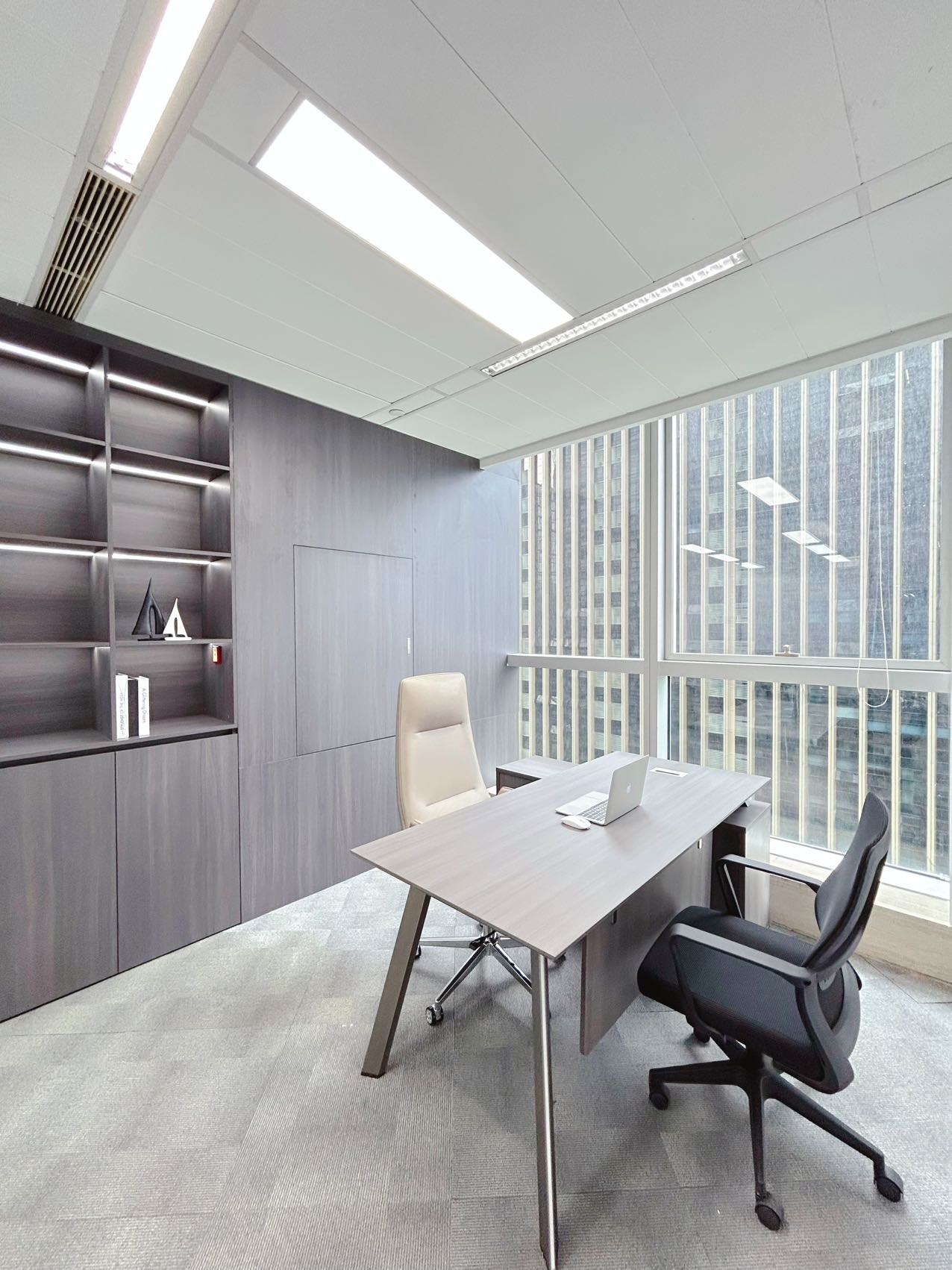 天府三街精选小面积出租 报价含物业费 超甲楼盘 1隔间12工位 报价含家具 欢迎咨询  希顿国际办公室出租