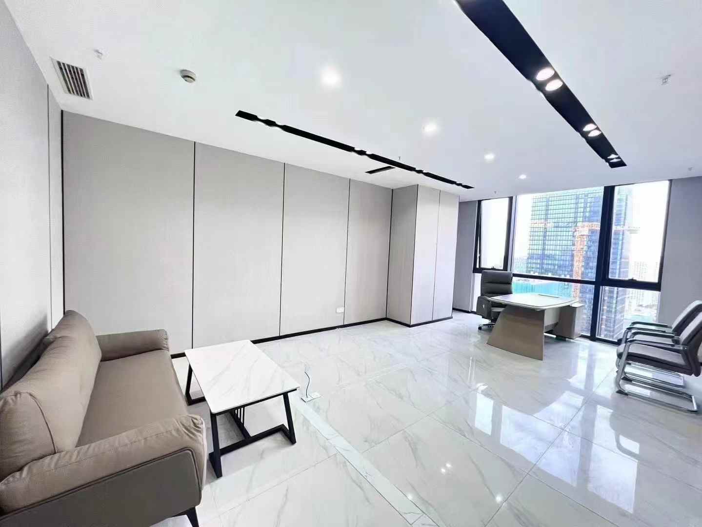 高新孵化园三线交汇 甲级楼盘 520平方 7隔间50工位 双面采光 地面地砖 电梯口 楚峰国际办公室出租