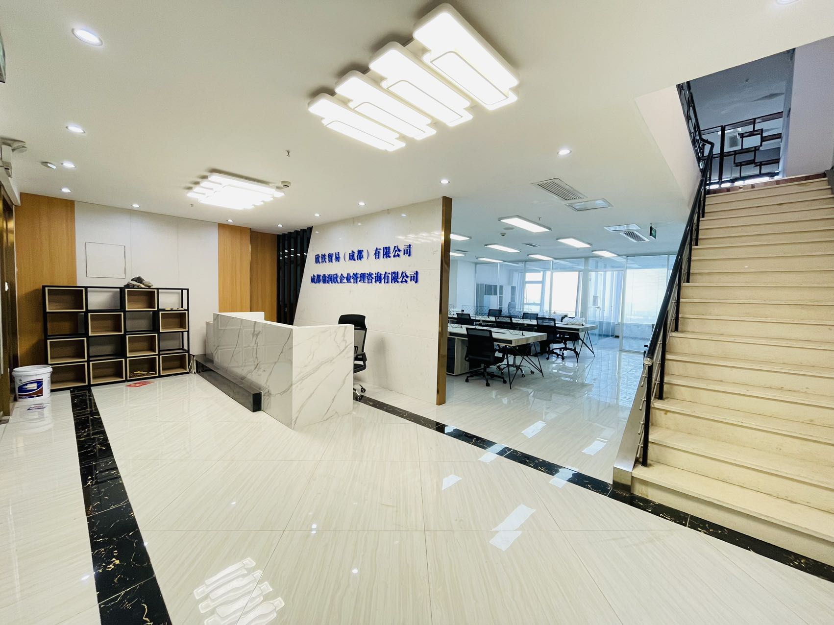 高新环球中心 1号线锦城广场站直达 4隔间20工位 采光好 现代精装电梯口