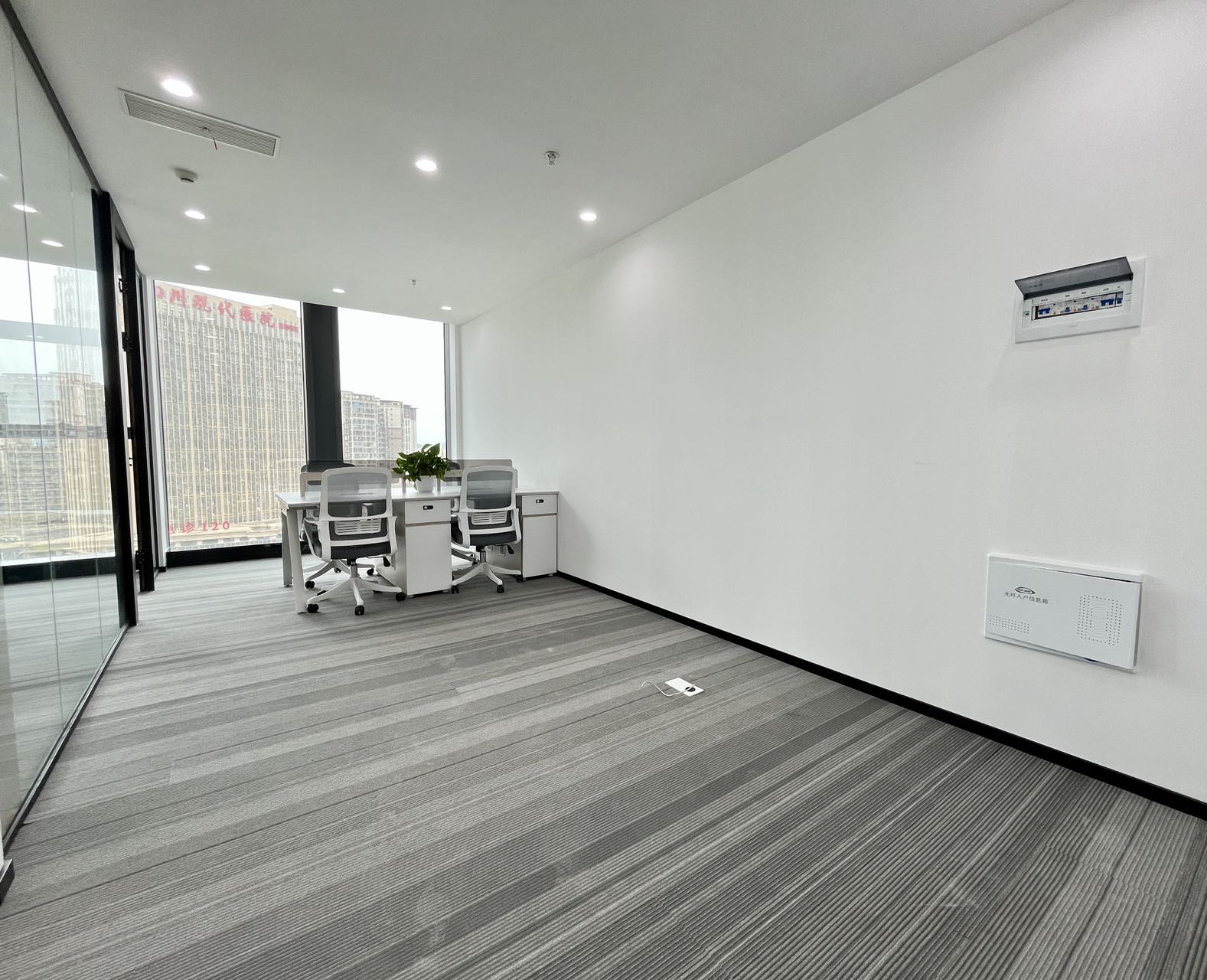 6号线张家寺地铁0距离 104平 2隔间8工位 创业办事处首选 双面采光 24小时空调 香榭国际办公室出租