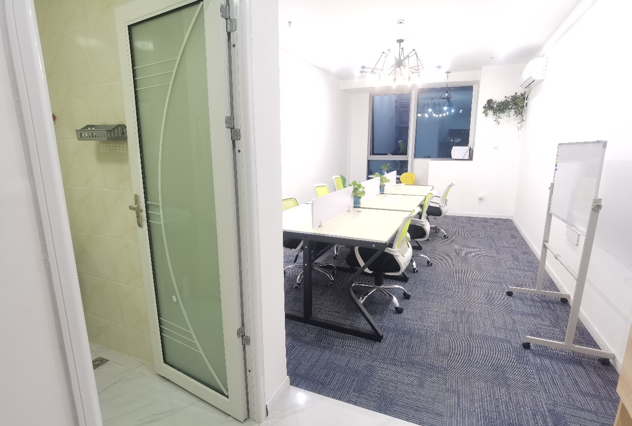 创业首选 高新区世纪城地铁口雄川金融中心精装小面积办公室  户型方正 采光很好