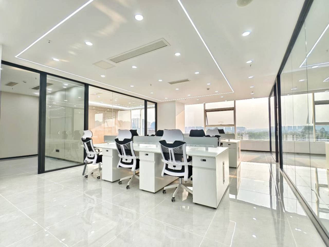 环球中心西区朝外看桂溪公园 240平 5隔间18工位 采光视野巴适 含物业费 环球中心办公室出租