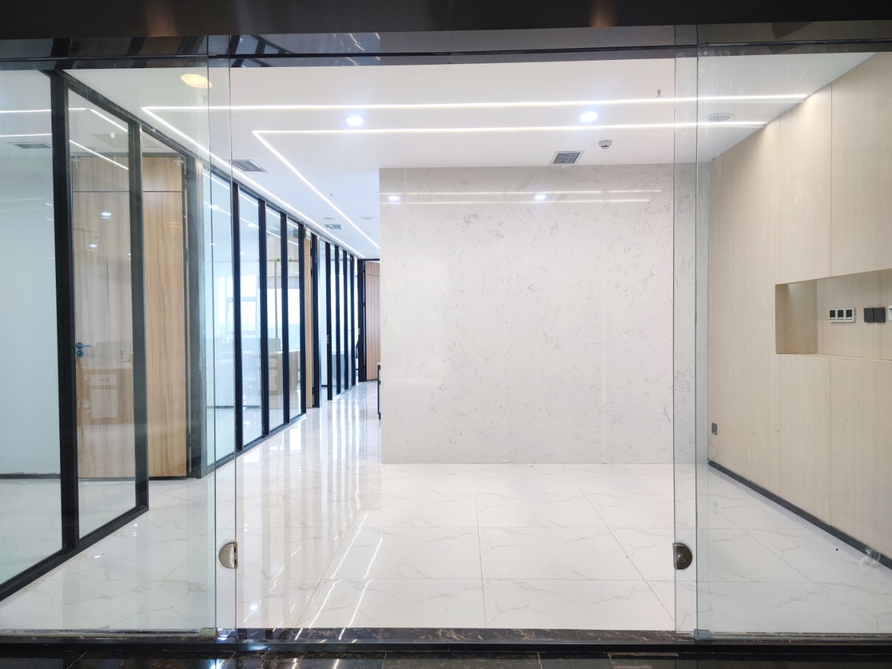 高新环球中心精装215平办公室 1号线锦城广场站直达 采光好 现代精装电梯口