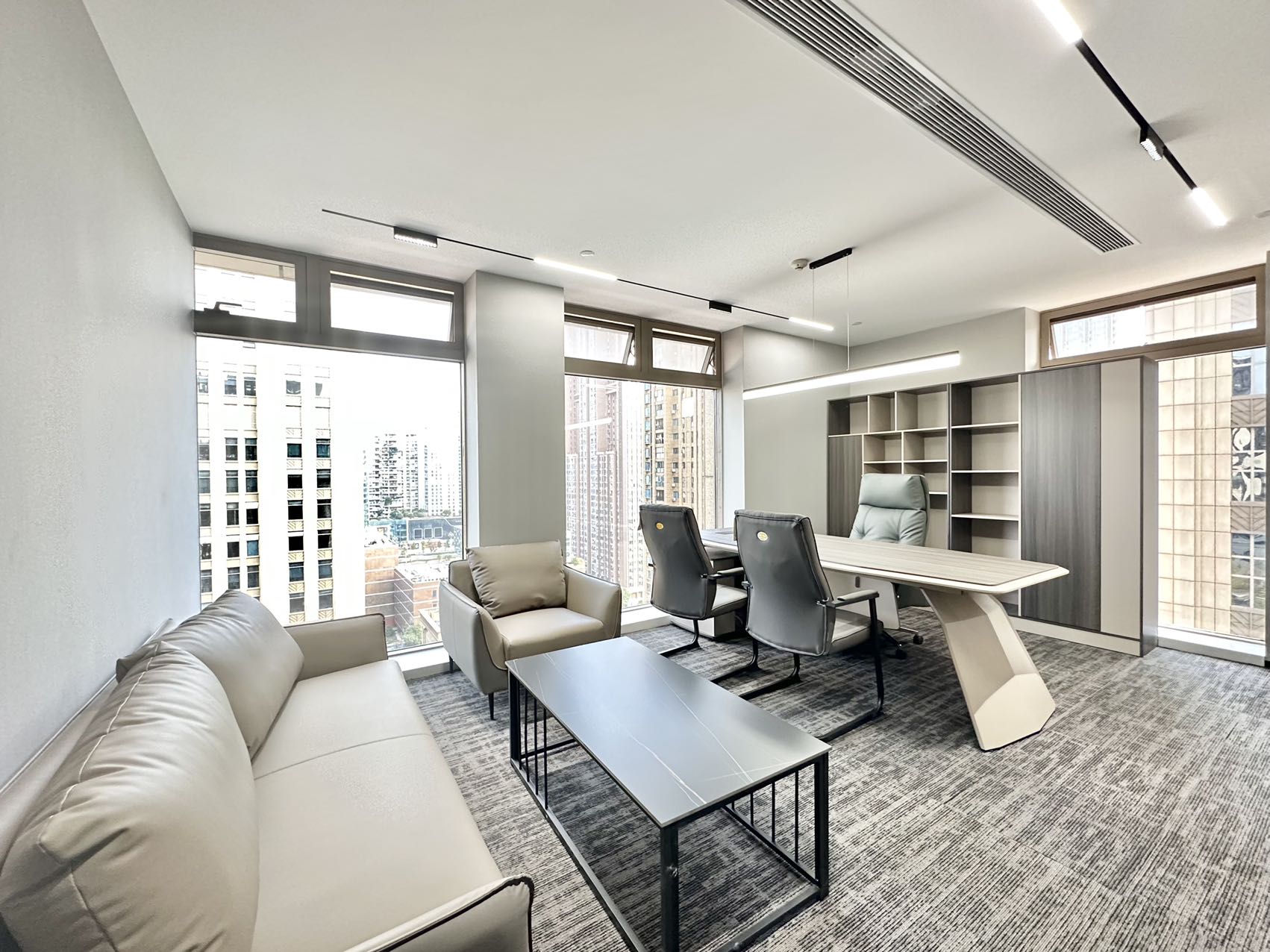 世纪城地铁附近 大面积三面采光户型 742平方 7隔间91工位 物业含空调能耗费 首东置业办公室出租