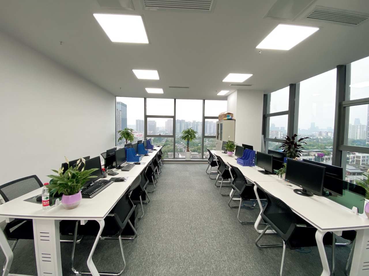 双面采光 天府新区金棕榈精装修100平小面积办公室 带家具
