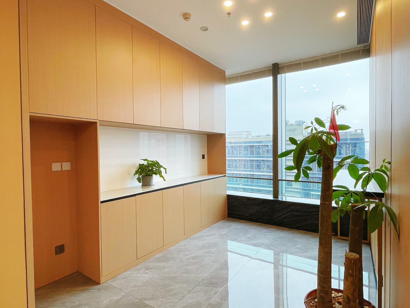 攀成钢-东大路地铁口 超甲楼盘 200平方 3隔间+会议室+20工位 高区视野 电梯口旁 环球都汇广场办公室出租